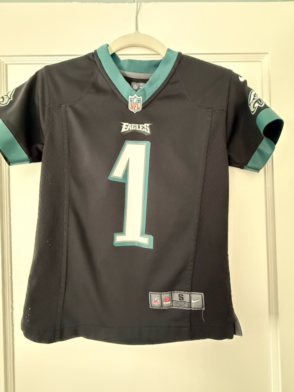 Youth Philadelphia Eagles #1 Hurts Black Jersey - Picture 3 of 4